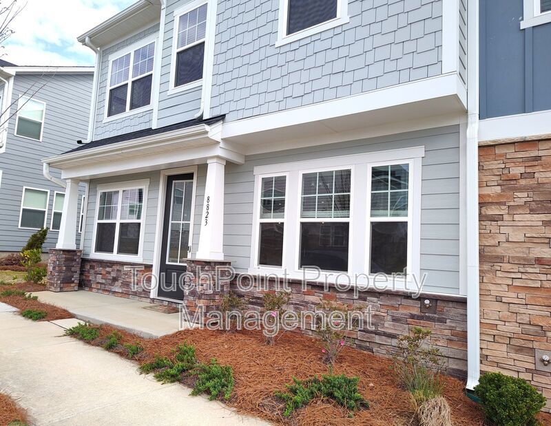 Beautiful, end-unit, townhome located in the Commons at Farmington Community in Charlotte! property image