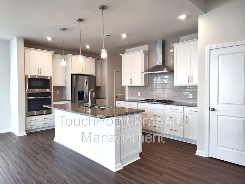 Beautiful, end-unit, townhome located in the Commons at Farmington Community in Charlotte! property image