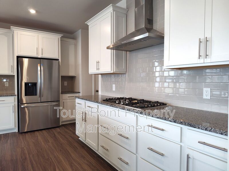 Beautiful, end-unit, townhome located in the Commons at Farmington Community in Charlotte! property image