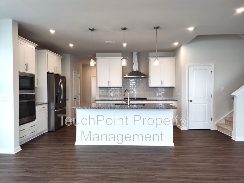 Beautiful, end-unit, townhome located in the Commons at Farmington Community in Charlotte! property image