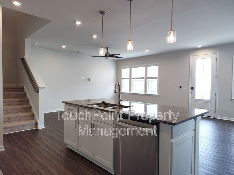 Beautiful, end-unit, townhome located in the Commons at Farmington Community in Charlotte! property image