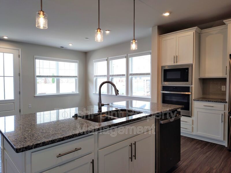 Beautiful, end-unit, townhome located in the Commons at Farmington Community in Charlotte! property image