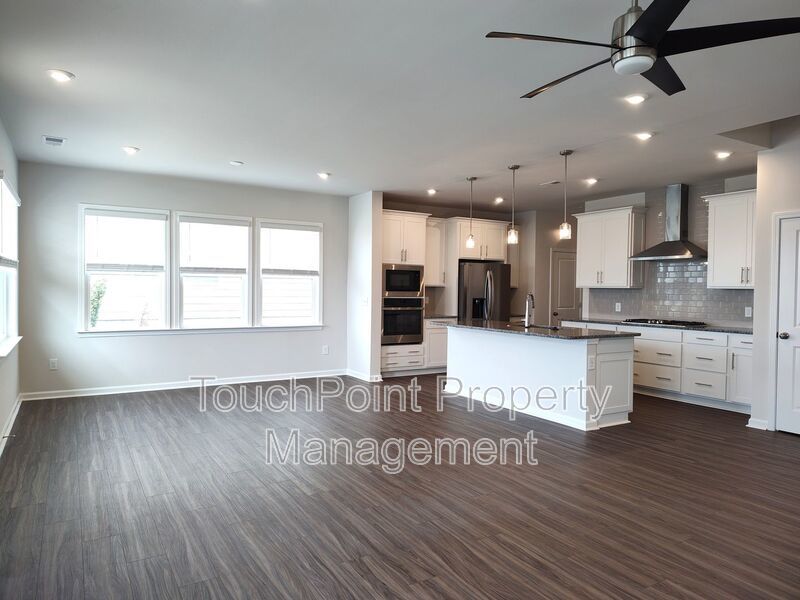 Beautiful, end-unit, townhome located in the Commons at Farmington Community in Charlotte! property image