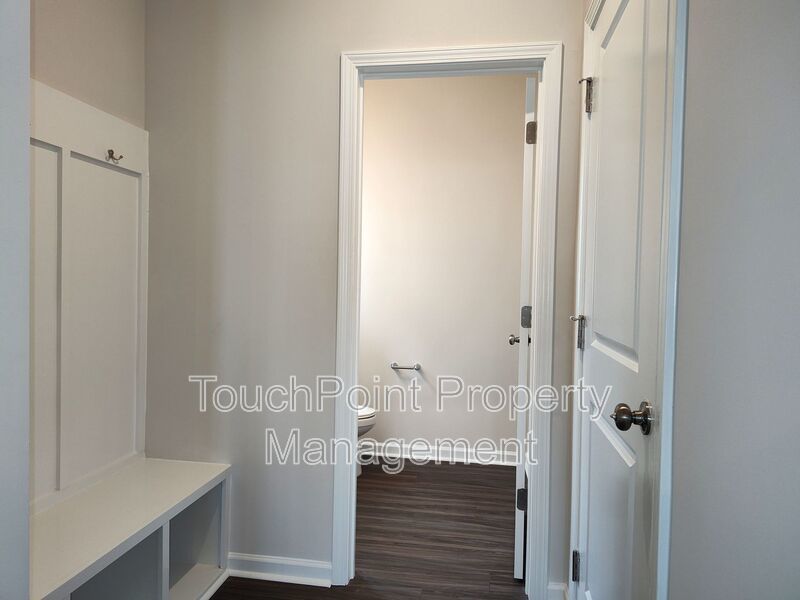 Beautiful, end-unit, townhome located in the Commons at Farmington Community in Charlotte! property image