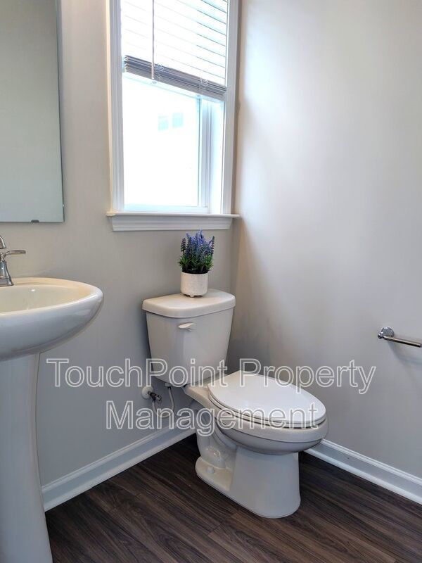 Beautiful, end-unit, townhome located in the Commons at Farmington Community in Charlotte! property image