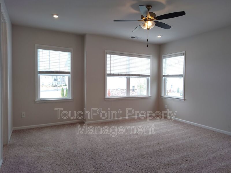 Beautiful, end-unit, townhome located in the Commons at Farmington Community in Charlotte! property image