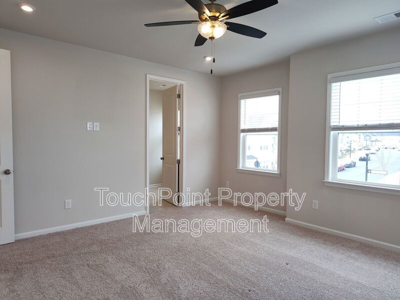 Beautiful, end-unit, townhome located in the Commons at Farmington Community in Charlotte! property image