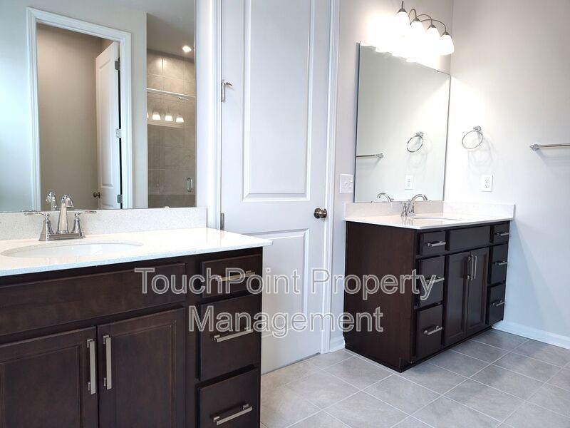 Beautiful, end-unit, townhome located in the Commons at Farmington Community in Charlotte! property image