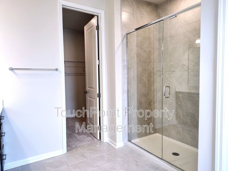 Beautiful, end-unit, townhome located in the Commons at Farmington Community in Charlotte! property image