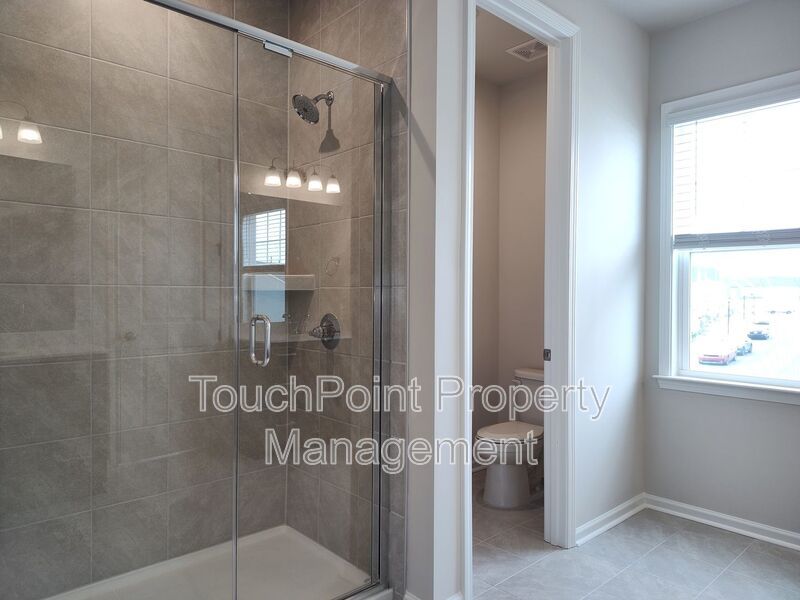 Beautiful, end-unit, townhome located in the Commons at Farmington Community in Charlotte! property image