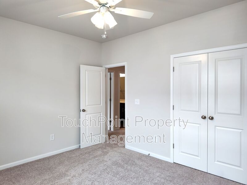 Beautiful, end-unit, townhome located in the Commons at Farmington Community in Charlotte! property image