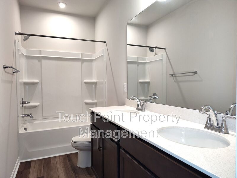 Beautiful, end-unit, townhome located in the Commons at Farmington Community in Charlotte! property image