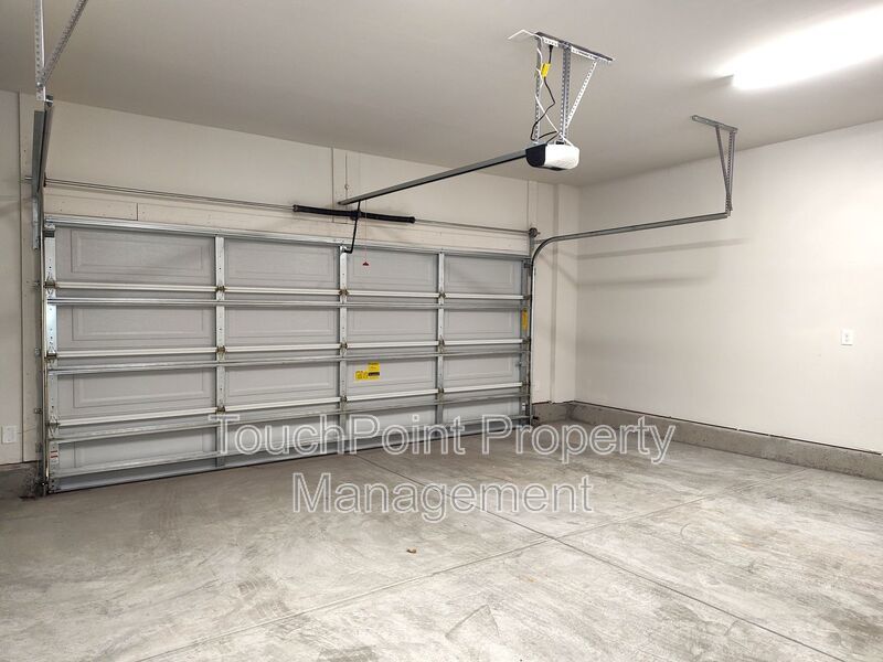 Beautiful, end-unit, townhome located in the Commons at Farmington Community in Charlotte! property image