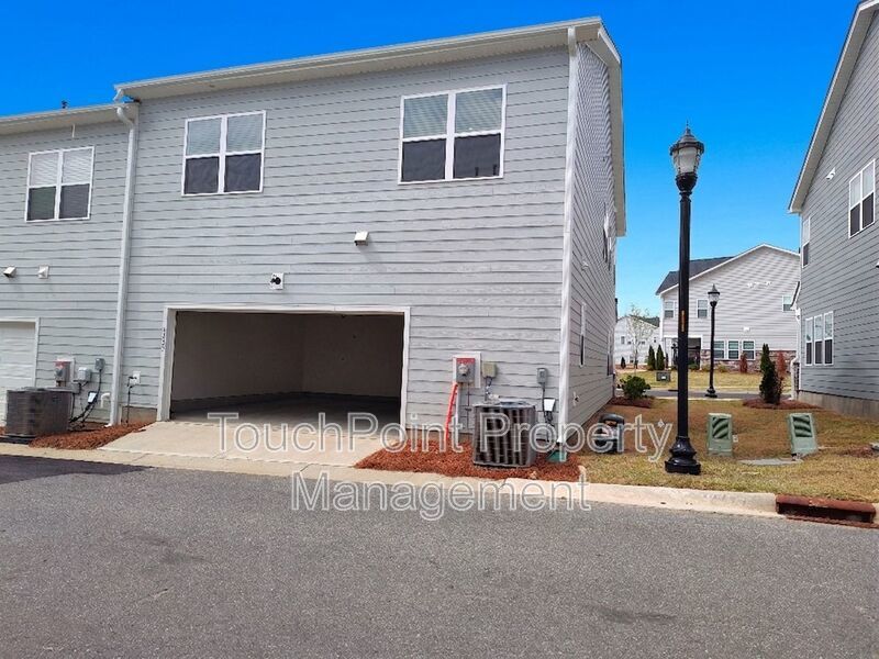 Beautiful, end-unit, townhome located in the Commons at Farmington Community in Charlotte! property image