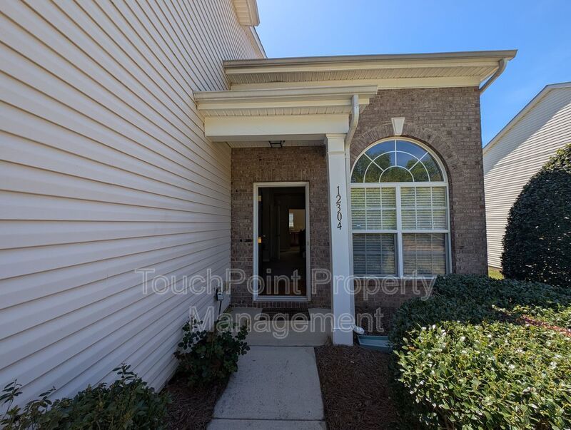 Cozy End Unit Townhome located in the Carolina Crossing community! property image