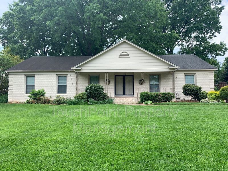 Charming 4 bedroom, 2 bath Ranch Style home located in Churchill Downs! property image