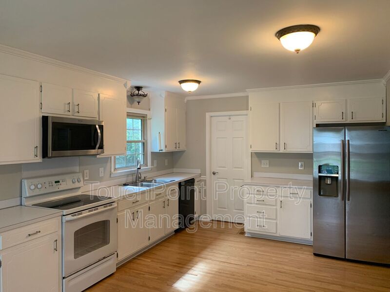 Charming 4 bedroom, 2 bath Ranch Style home located in Churchill Downs! property image