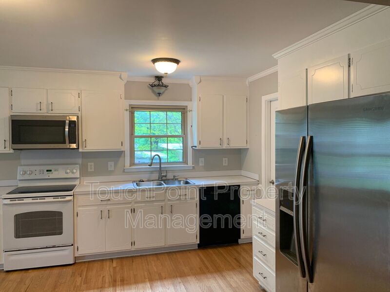 Charming 4 bedroom, 2 bath Ranch Style home located in Churchill Downs! property image