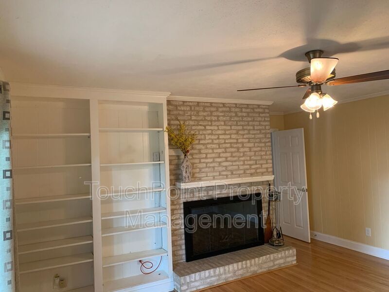 Charming 4 bedroom, 2 bath Ranch Style home located in Churchill Downs! property image