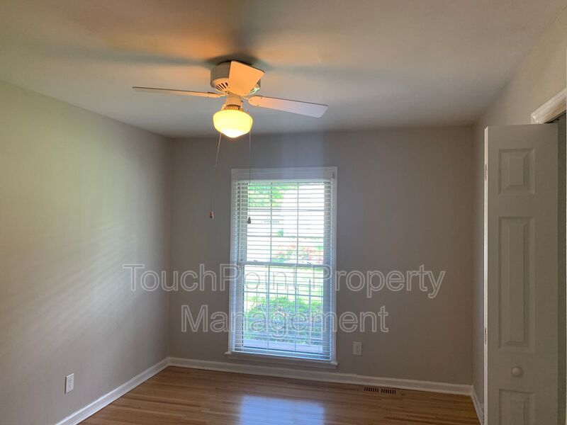 Charming 4 bedroom, 2 bath Ranch Style home located in Churchill Downs! property image