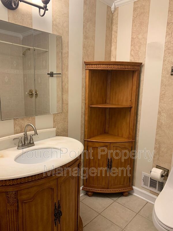 Charming 4 bedroom, 2 bath Ranch Style home located in Churchill Downs! property image