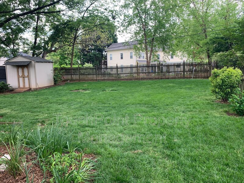 Charming 4 bedroom, 2 bath Ranch Style home located in Churchill Downs! property image