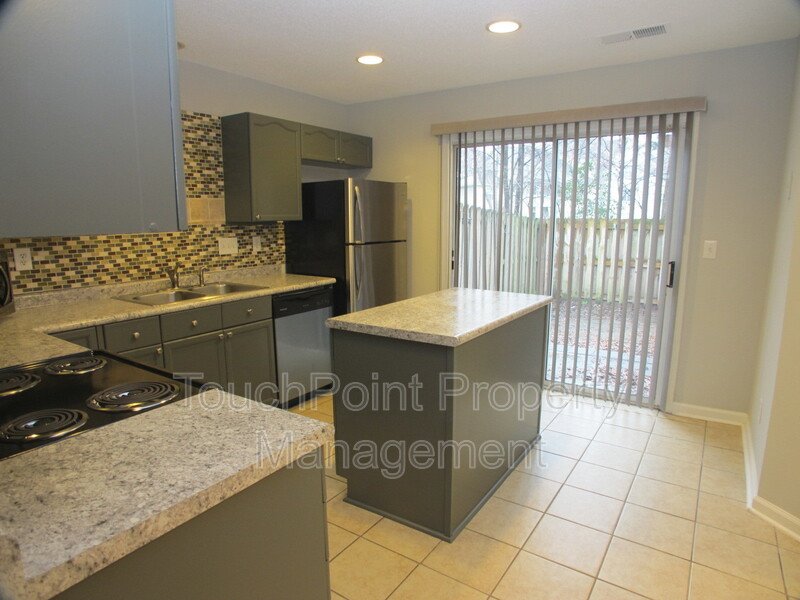 Pristine 2 bedroom, 2.5 bath Townhome located in the Roxborough Community! property image