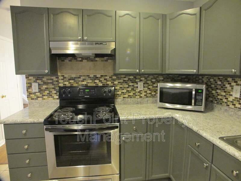 Pristine 2 bedroom, 2.5 bath Townhome located in the Roxborough Community! property image