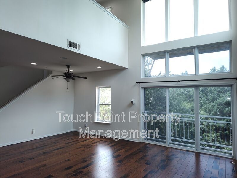 Beautiful Condo located in The Reinassance Community! property image