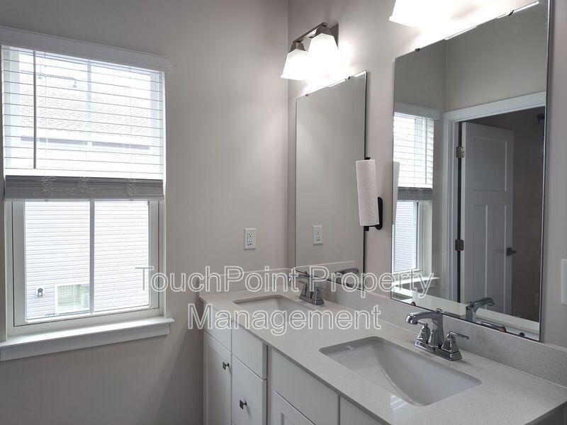 Beautiful End Unit Townhome located in the Towns at Mallard Mills community! property image