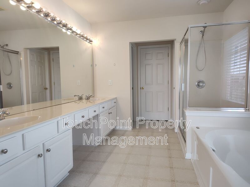 Gorgeous 4 beds, 2.5 bath home located in the Arbor Hills community! property image