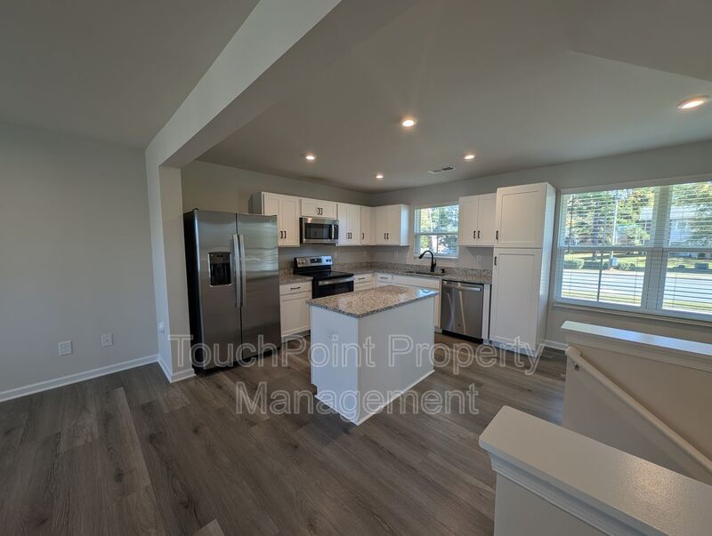 Beautiful, 3 story, 3 bedroom, 2.5 bath Townhome Located in the Woodord Green Community! property image