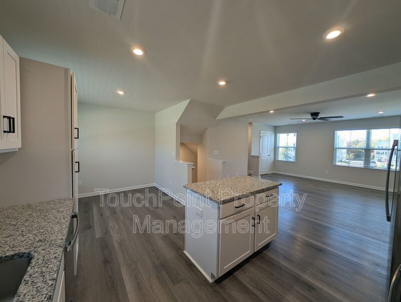 Beautiful, 3 story, 3 bedroom, 2.5 bath Townhome Located in the Woodord Green Community! property image