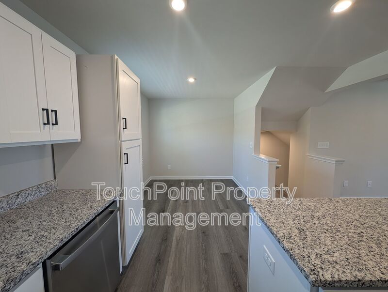 Beautiful, 3 story, 3 bedroom, 2.5 bath Townhome Located in the Woodord Green Community! property image