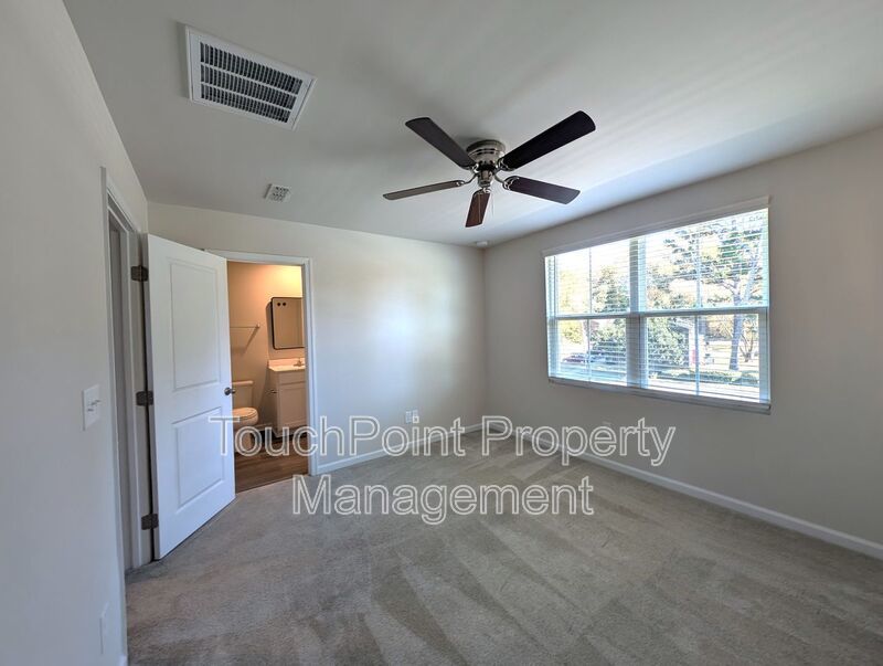 Beautiful, 3 story, 3 bedroom, 2.5 bath Townhome Located in the Woodord Green Community! property image