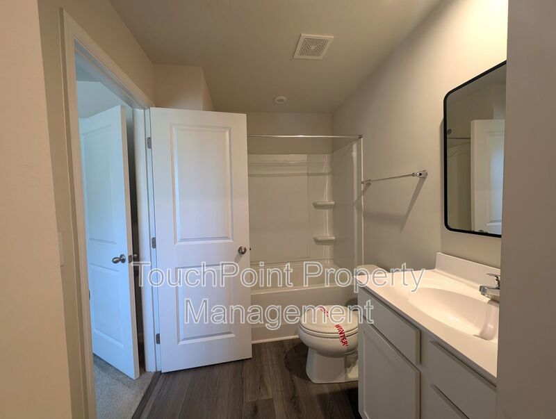 Beautiful, 3 story, 3 bedroom, 2.5 bath Townhome Located in the Woodord Green Community! property image