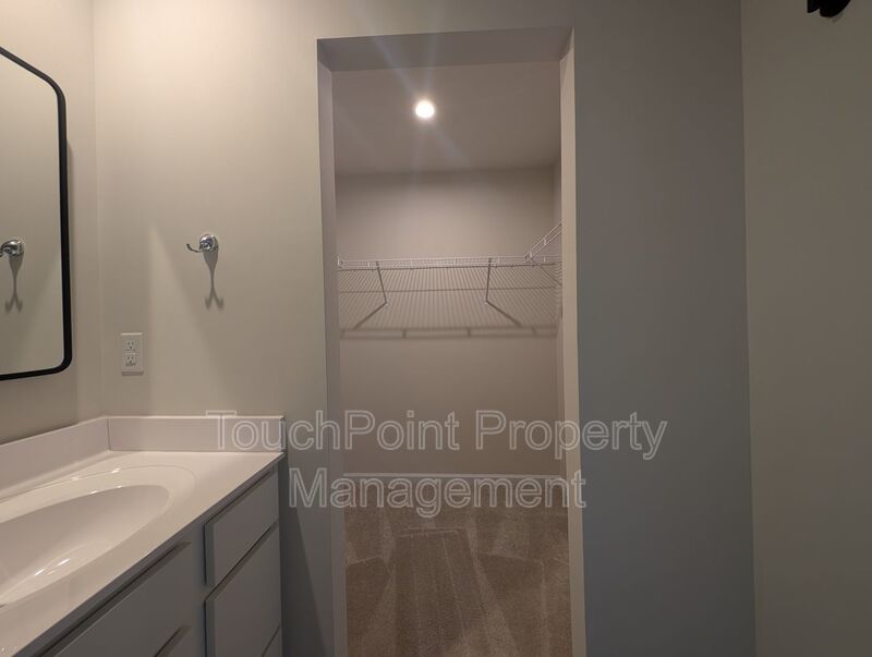 Beautiful, 3 story, 3 bedroom, 2.5 bath Townhome Located in the Woodord Green Community! property image