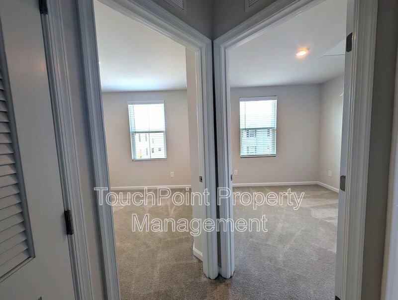 Beautiful, 3 story, 3 bedroom, 2.5 bath Townhome Located in the Woodord Green Community! property image