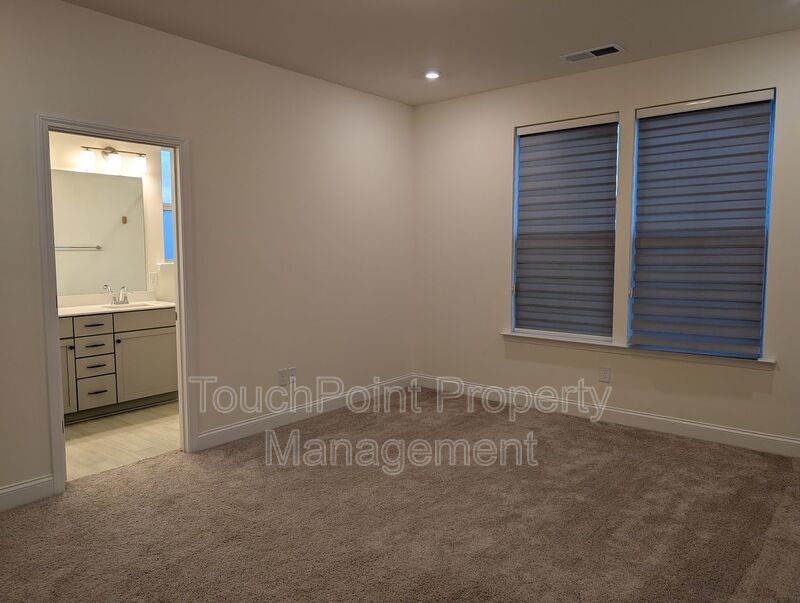 Beautiful End Unit Townhome in the Alexander Providence Community! property image