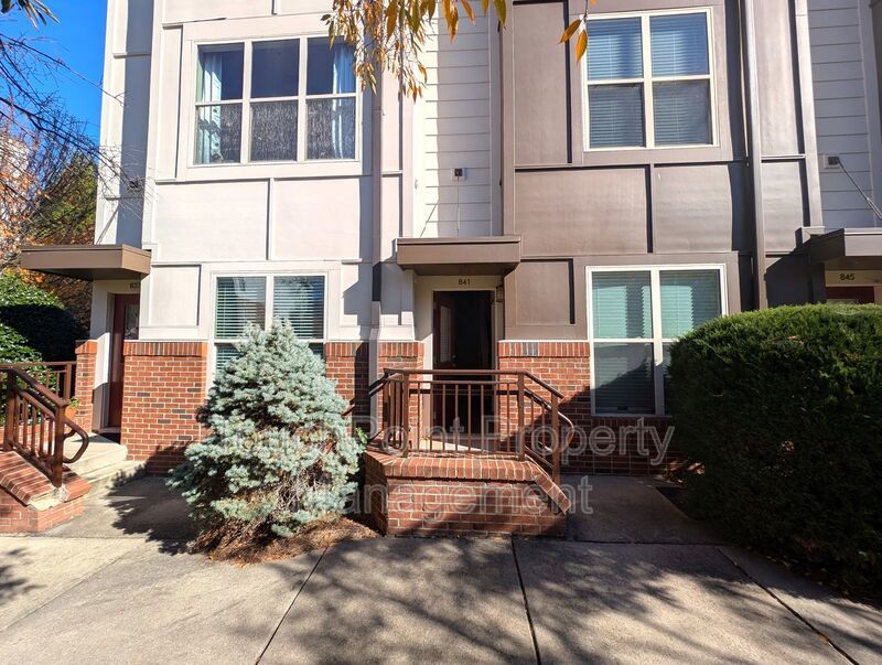 Beautiful, 3 bed, 2 bath Townhome Located in the Seigle Point Community! property image