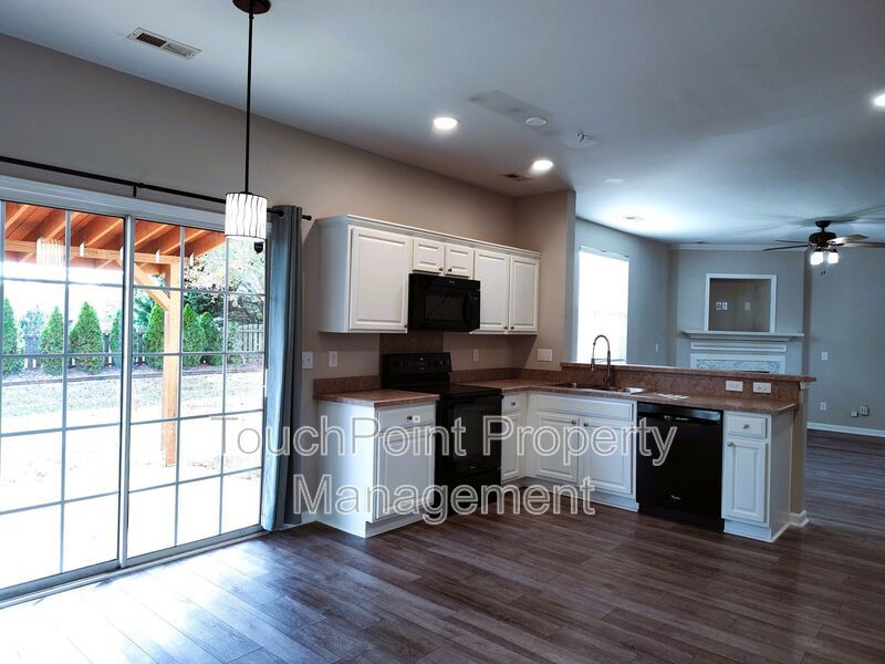 Gorgeous 2 Story Home located in the Hamilton Green Community! property image