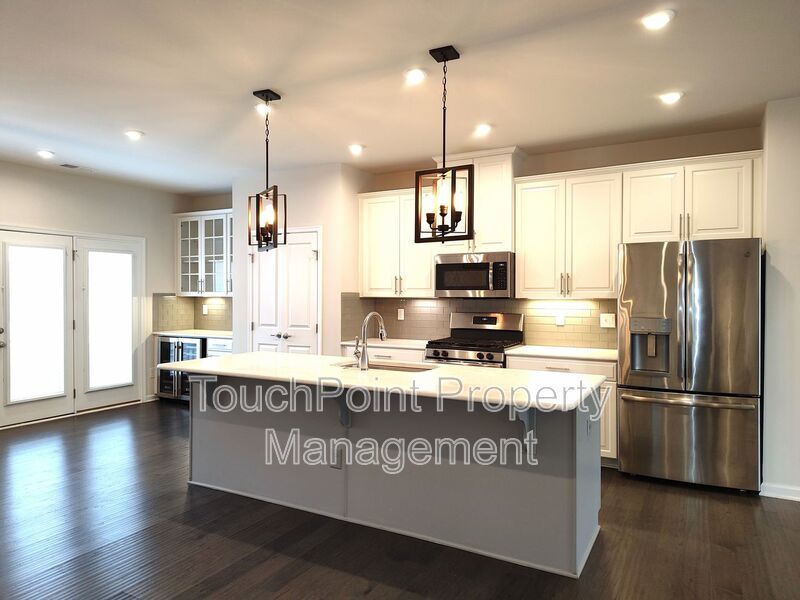 Pristine, 4 bed, 3.5 bath Townhome Located in the Kee Court Community! property image