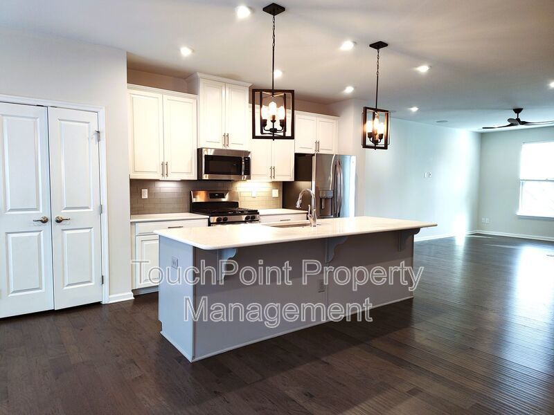 Pristine, 4 bed, 3.5 bath Townhome Located in the Kee Court Community! property image