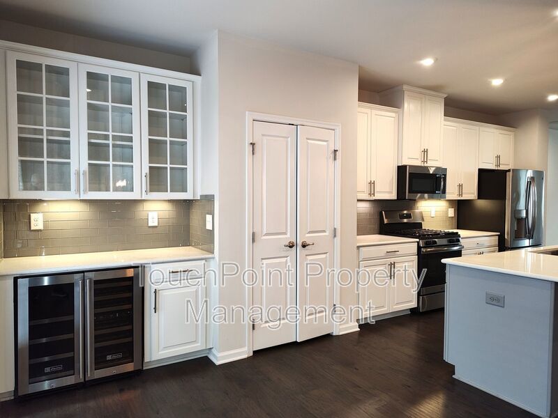 Pristine, 4 bed, 3.5 bath Townhome Located in the Kee Court Community! property image