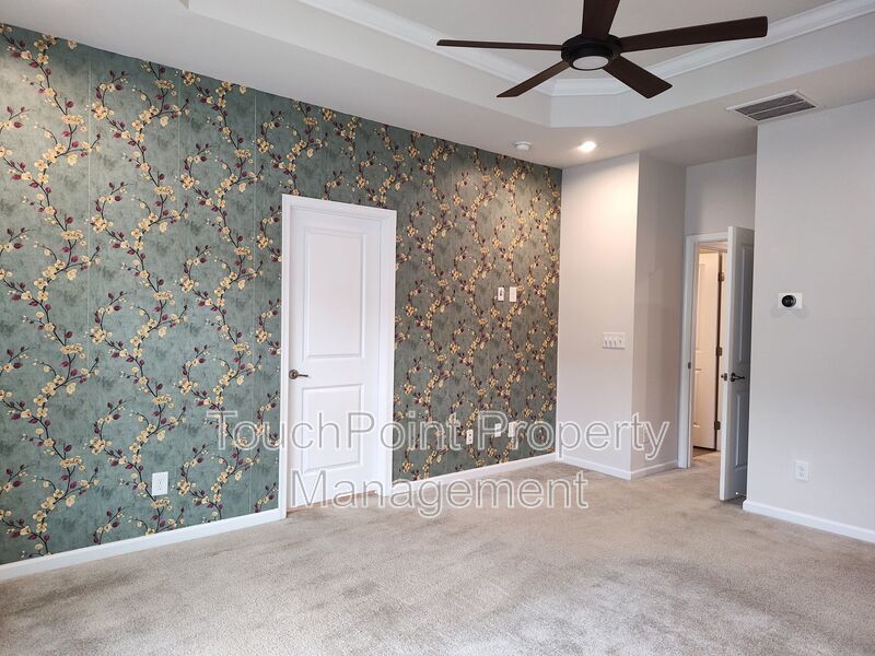 Pristine, 4 bed, 3.5 bath Townhome Located in the Kee Court Community! property image