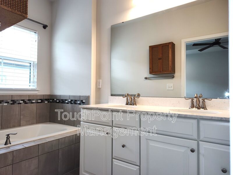 Pristine, 4 bed, 3.5 bath Townhome Located in the Kee Court Community! property image