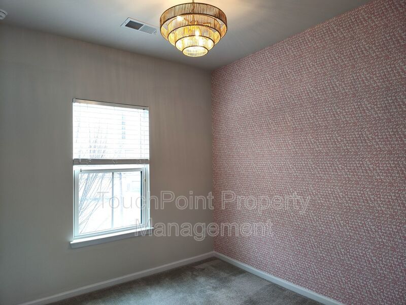 Pristine, 4 bed, 3.5 bath Townhome Located in the Kee Court Community! property image