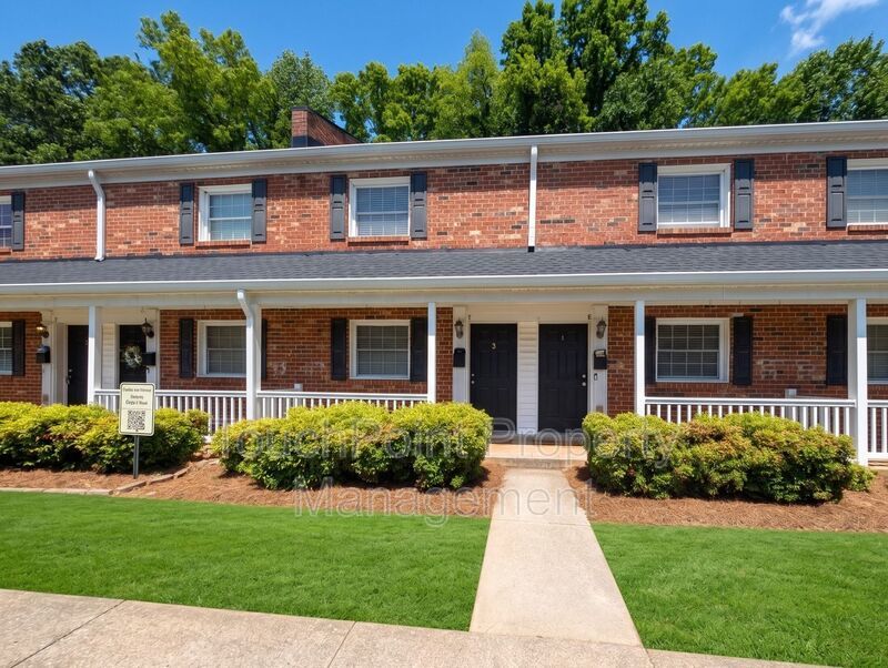 Cozy condo located in the Williamsburg on Commonwealth community minutes from Plaza Midwood! property image