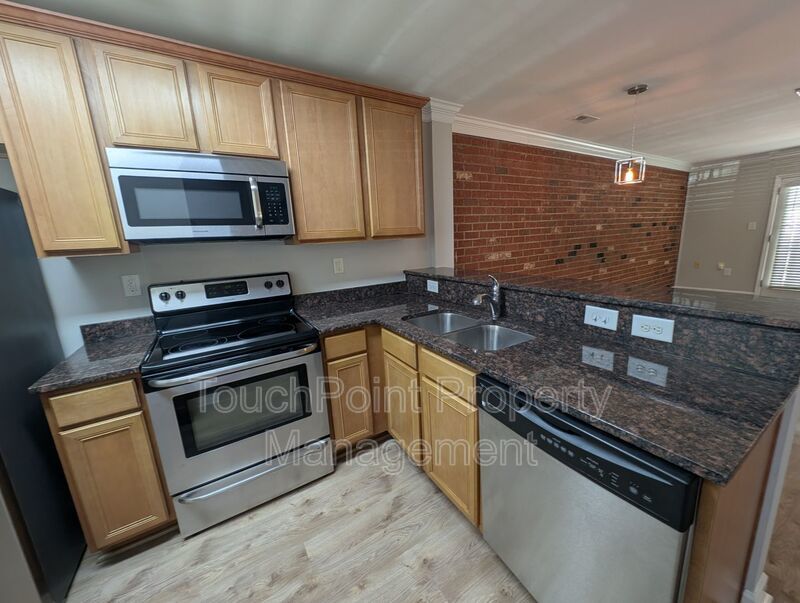 Cozy condo located in the Williamsburg on Commonwealth community minutes from Plaza Midwood! property image