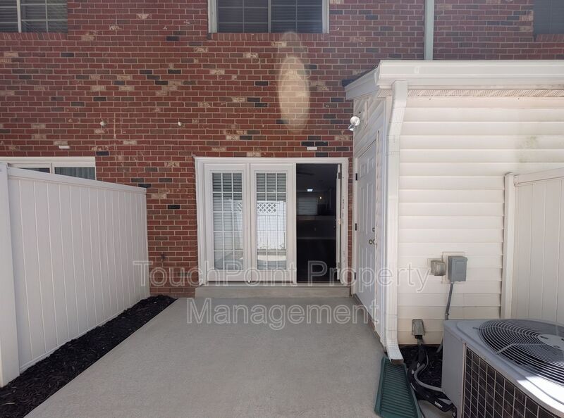 Cozy condo located in the Williamsburg on Commonwealth community minutes from Plaza Midwood! property image